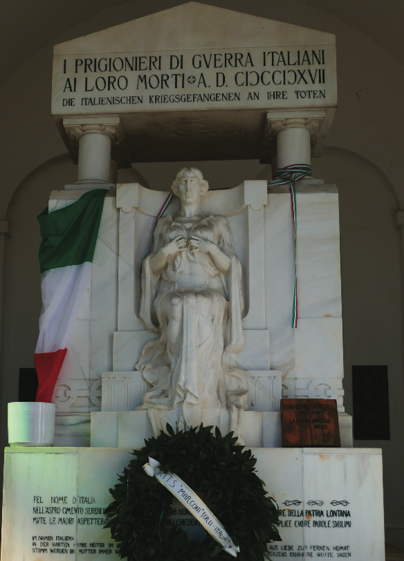 Sigmundsherberg, il monumento eretto , nel 1917, a spese dei nostri prigionieri del lager, per ricordare i loro amici con questa dedica : “I PRIGIONIERI DI GUERRA ITALIANI AI LORO MORTI”